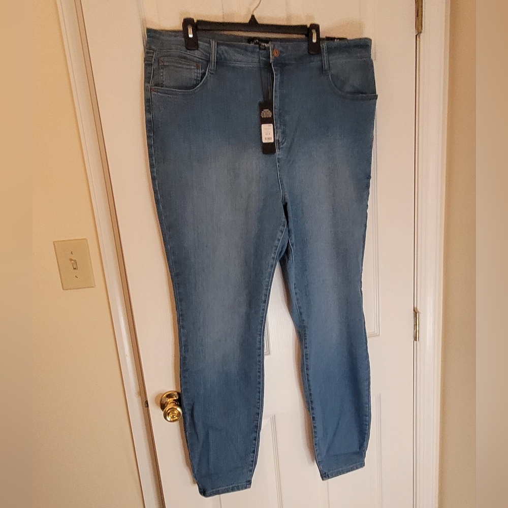 Fashion Nova - Straight Leg Jeans - Plus Sized